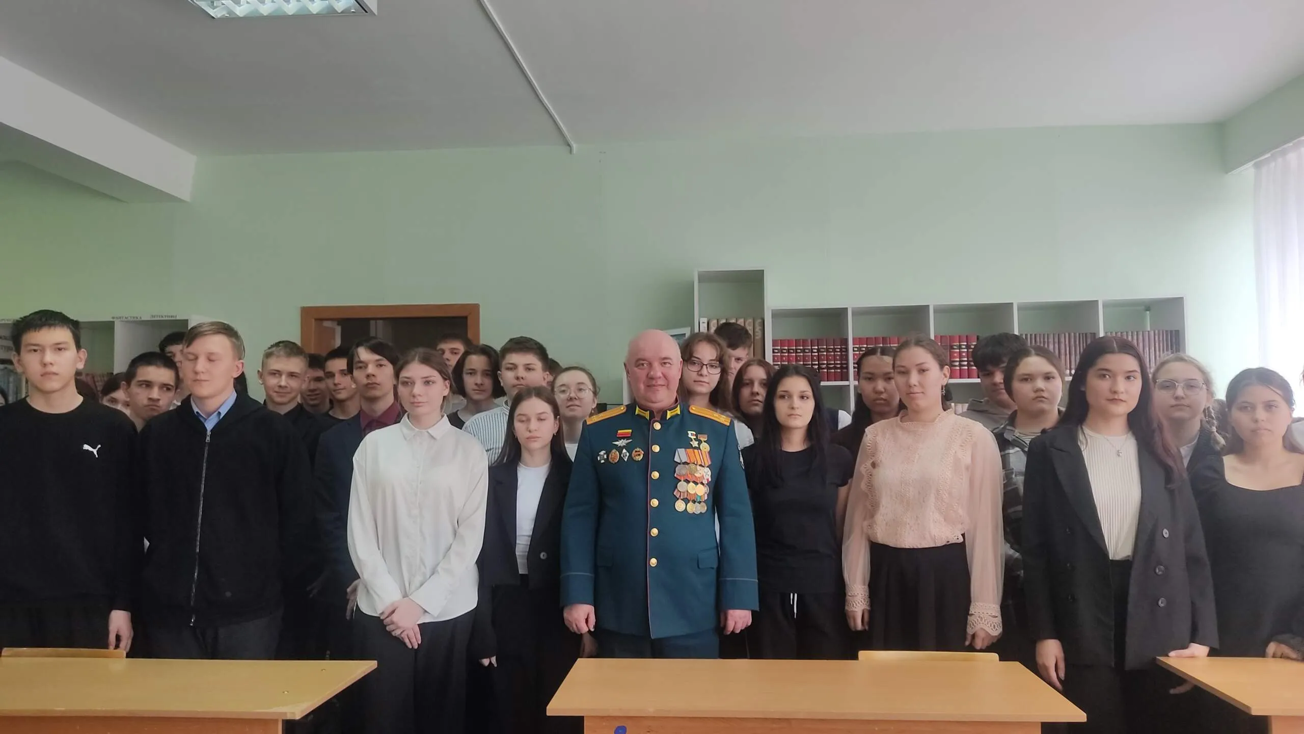 Герой России Юрий Геннадьевич Сулименко с учениками 9-х классов гимназии.
